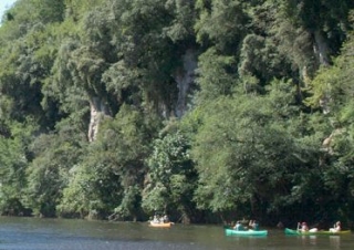  在多尔多涅划独木舟 